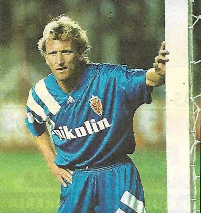 Andreas Brehme junto a la portería
