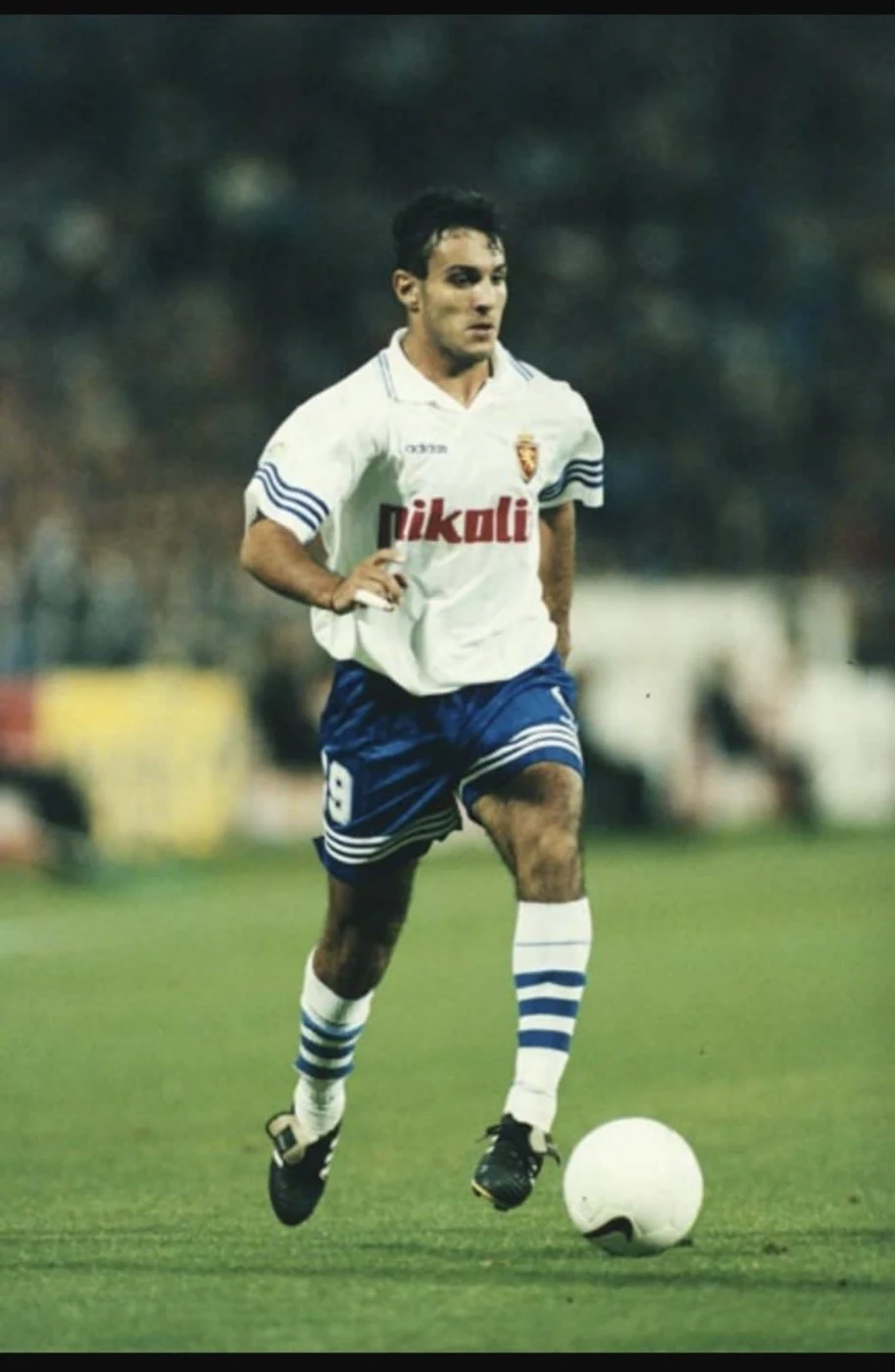 Gustavo López conduciendo el balón