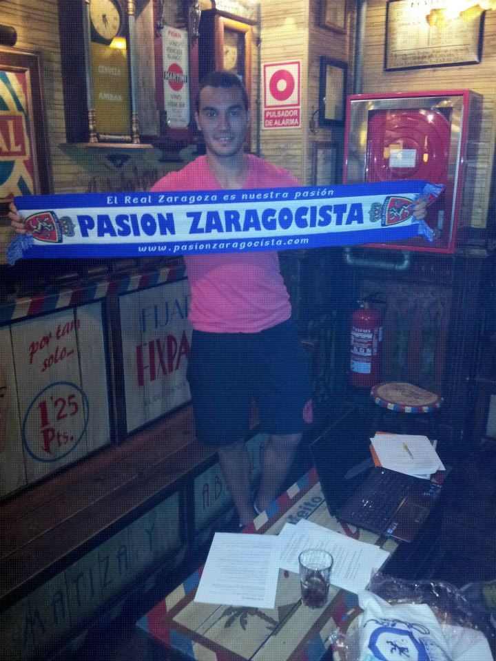 Ivan Obradovic con nuestra bufanda gracias a nuestros amigos del Rincón Zaragocista.