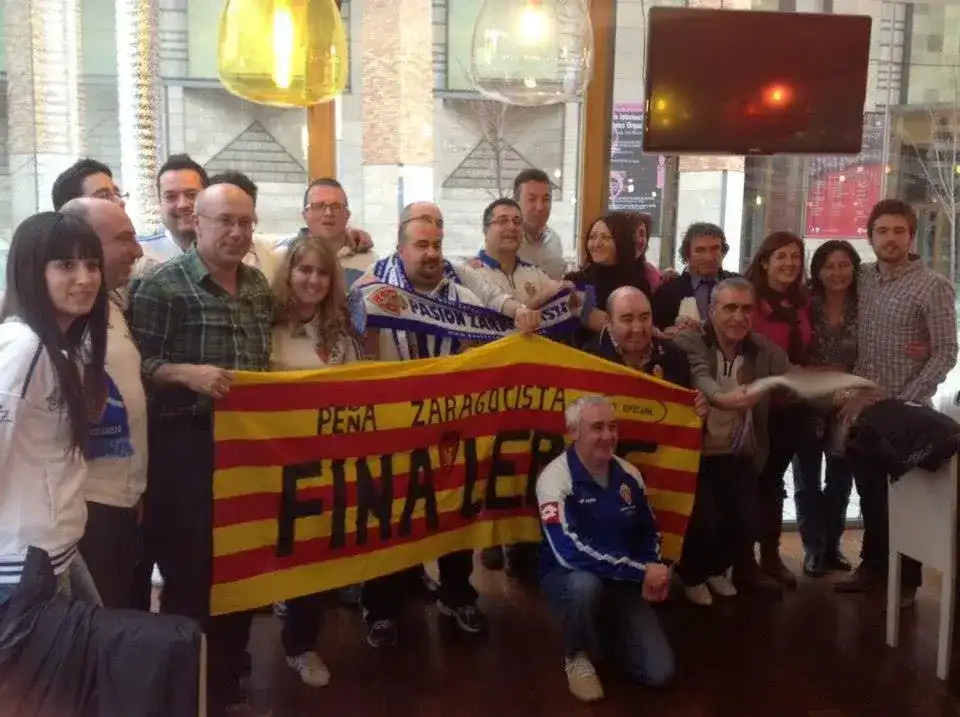Miembros de Pasión Zaragocista con el gran capitán Xavi Aguado.