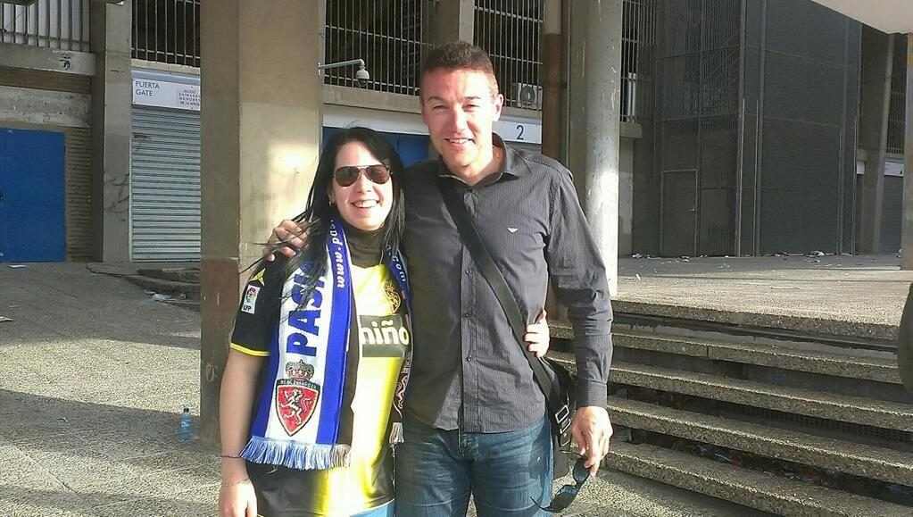 Nuestra amiga Paula con el gran capitan...