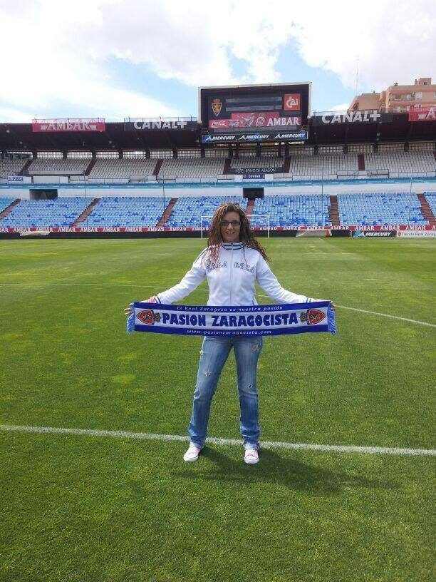 Nuestra amiga Inma demostrando su Pasión hoy en el reportaje que ha hecho Heraldo en la Romareda...