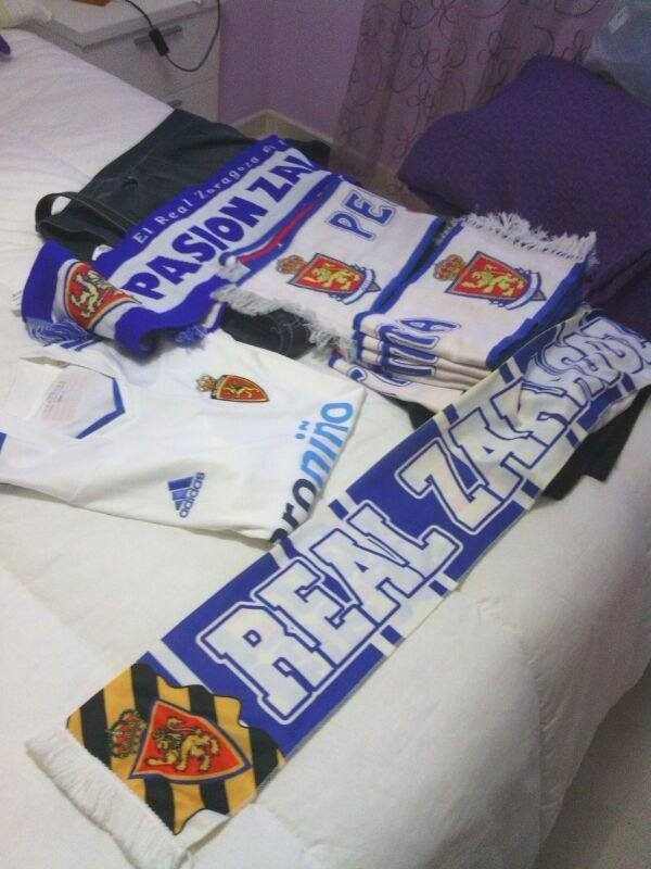 Los amigos de la peña zaragocista Maños Sur de Jerez ya tienen todo listo para mañana y como no con nuesta bufanda...