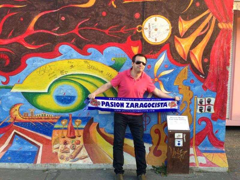 Fernando nos manda su foto desde el Muro de Berlín...