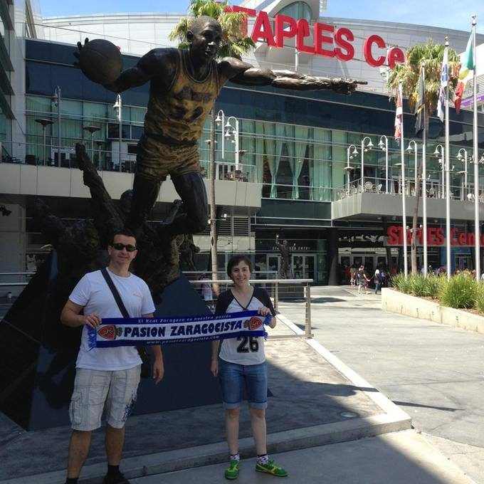 David y Ruth bajo Magic Johnson en el Staples Center