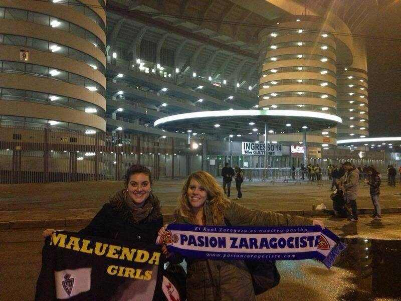 Nuestras amigas de la peña de Maluenda hace un rato antes del Milan - Udinese...