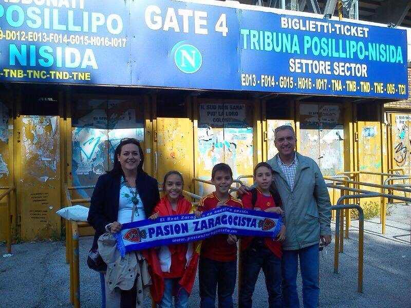 Desde Nápoles, nos manda su apoyo la familia Tapia... ¡Grandes!.