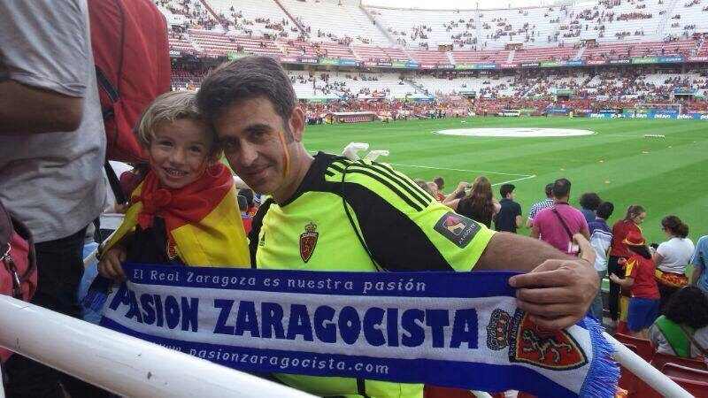Hoy juega la Selección en Sevilla y ahí tenemos a Mario animando, un gran zaragocista!!...