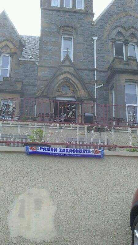Argimiro y sus amigos esperando que venda Agapito desde el Cruachan Hotel, Fort William, Escocia...