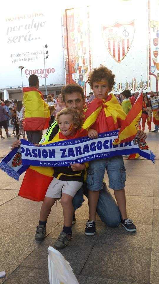 Otra foto de Mario apoyando a la Selección en Sevilla