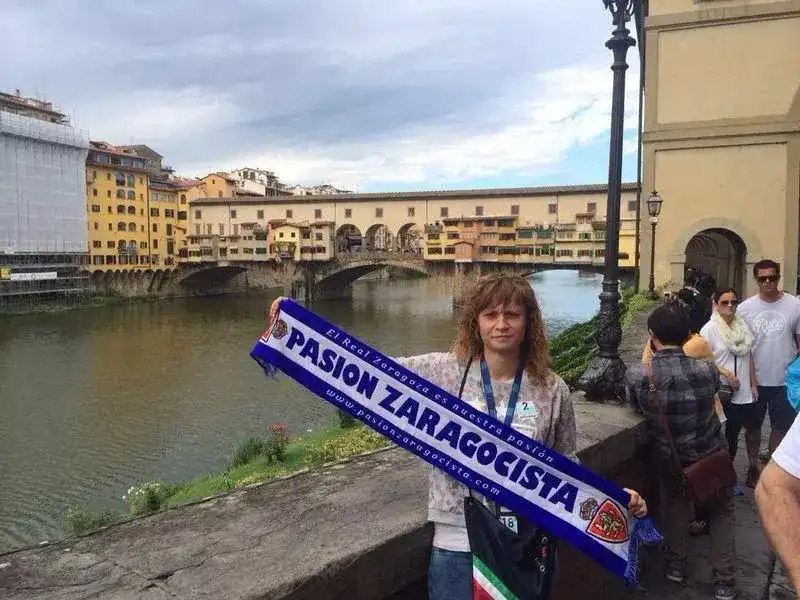 Con el puente Vecchio de fondo, @[1553843702:2048:Alicia Santos] en Florencia.