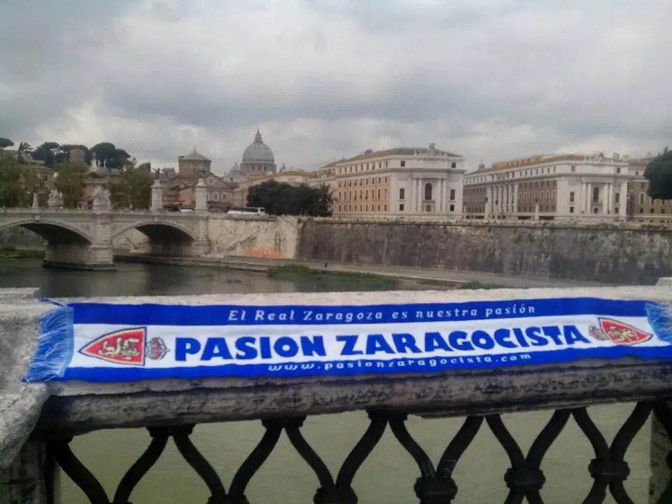 El Vaticano de fondo.