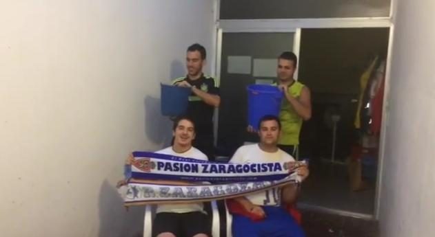 La PZ Almunienses Blanquiazules se mojan por la ELA con nuestra bufanda.