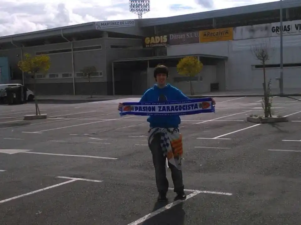 Fernando y gente de Presentes por el Escudo en Lugo antes del partido...