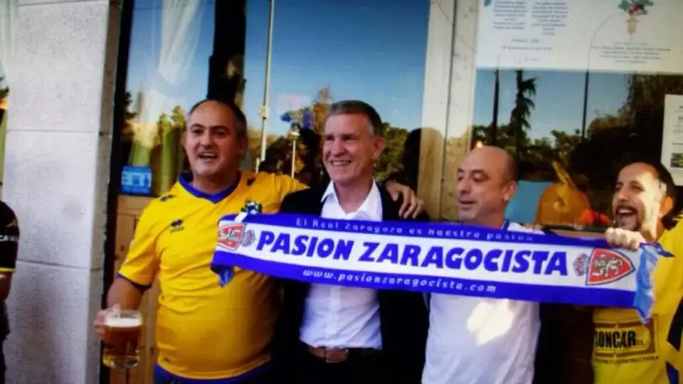 El dueño del Alcorcón, Roland Duchatelet con Rafa y nuestra bufanda.