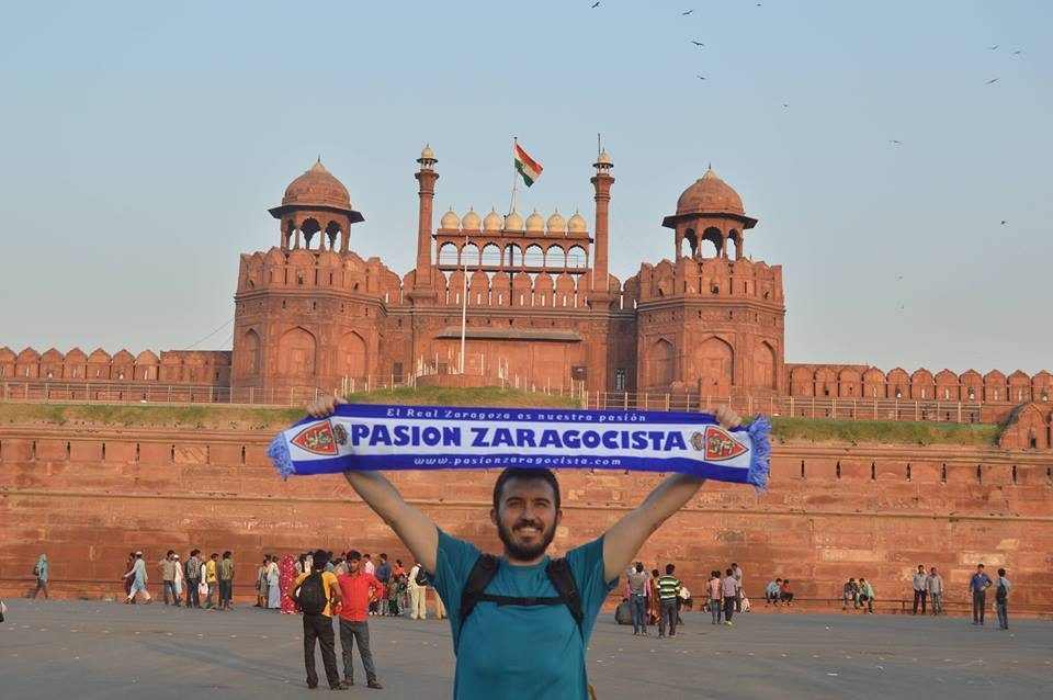 @[100052757873501:2048:La maleta de viajes de Alex y Rebeca]: Alex en el Fuerte Rojo en Delhi, India