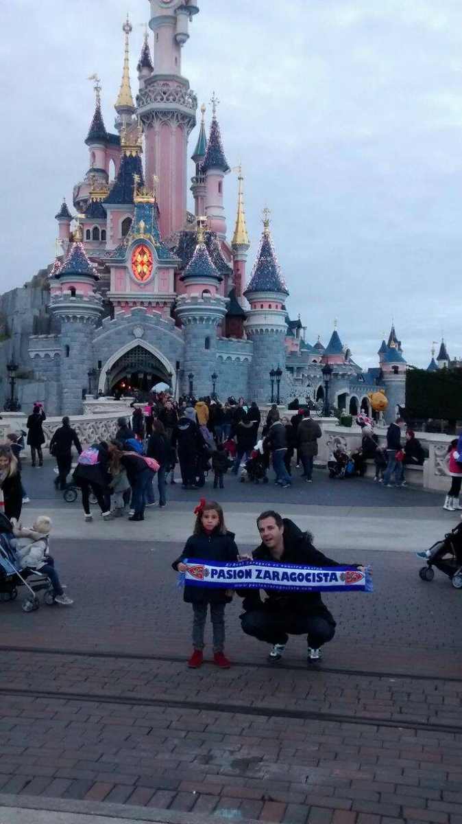 Cayetana y Fernando nos saludan desde EuroDisney donde van mostrando su zaragocismo...