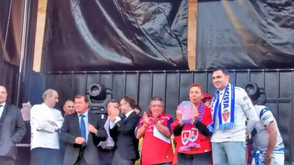 Nuestra bufanda en Soria con el presidente de la @[100064809185938:2048:Federación de Peñas del Real Zaragoza]
