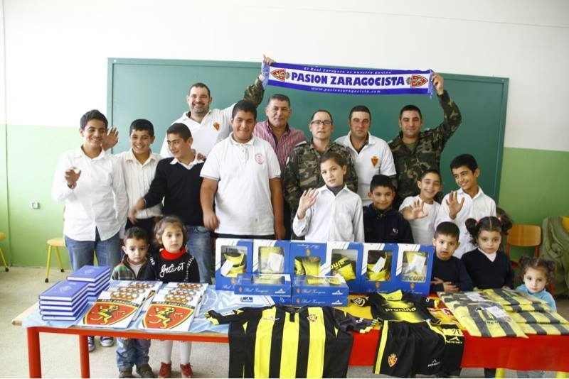 En el Líbano, entregando material escolar y ropa del Real Zaragoza junto a la Peña Zaragocista de Cuarte a un colegio de la zona
