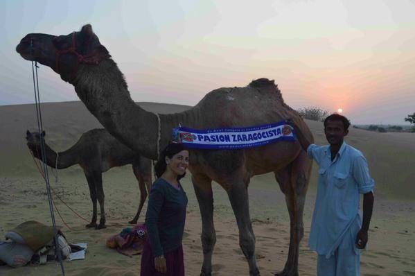 Alex y Rebeca siguen con su vuelta al mundo, fotos desde el desierto de Jaisalmer, India