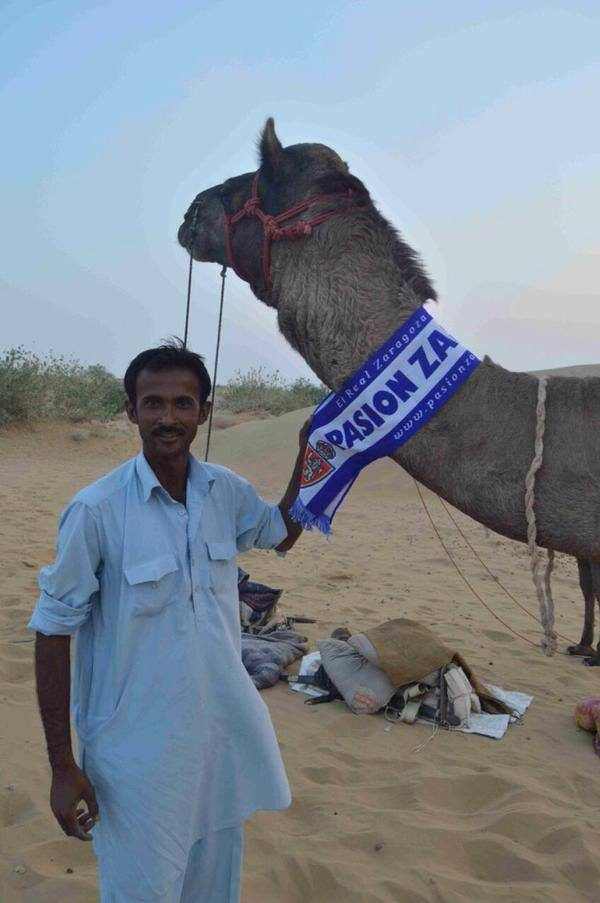 Alex y Rebeca siguen con su vuelta al mundo, fotos desde el desierto de Jaisalmer, India
