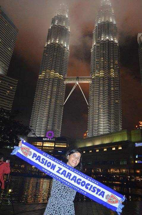 Nuestros amigos @rtwalexyrebeca siguen con su vuelta al mundo, están en Malasia y nos saludan desde las Torres Petronas en Kuala Lumpur...