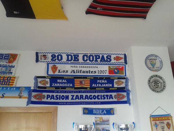 Nuestra bufanda ya luce en la pared de la sede de nuestros amigos de la Peña Zaragocista de Brea de Aragón.
