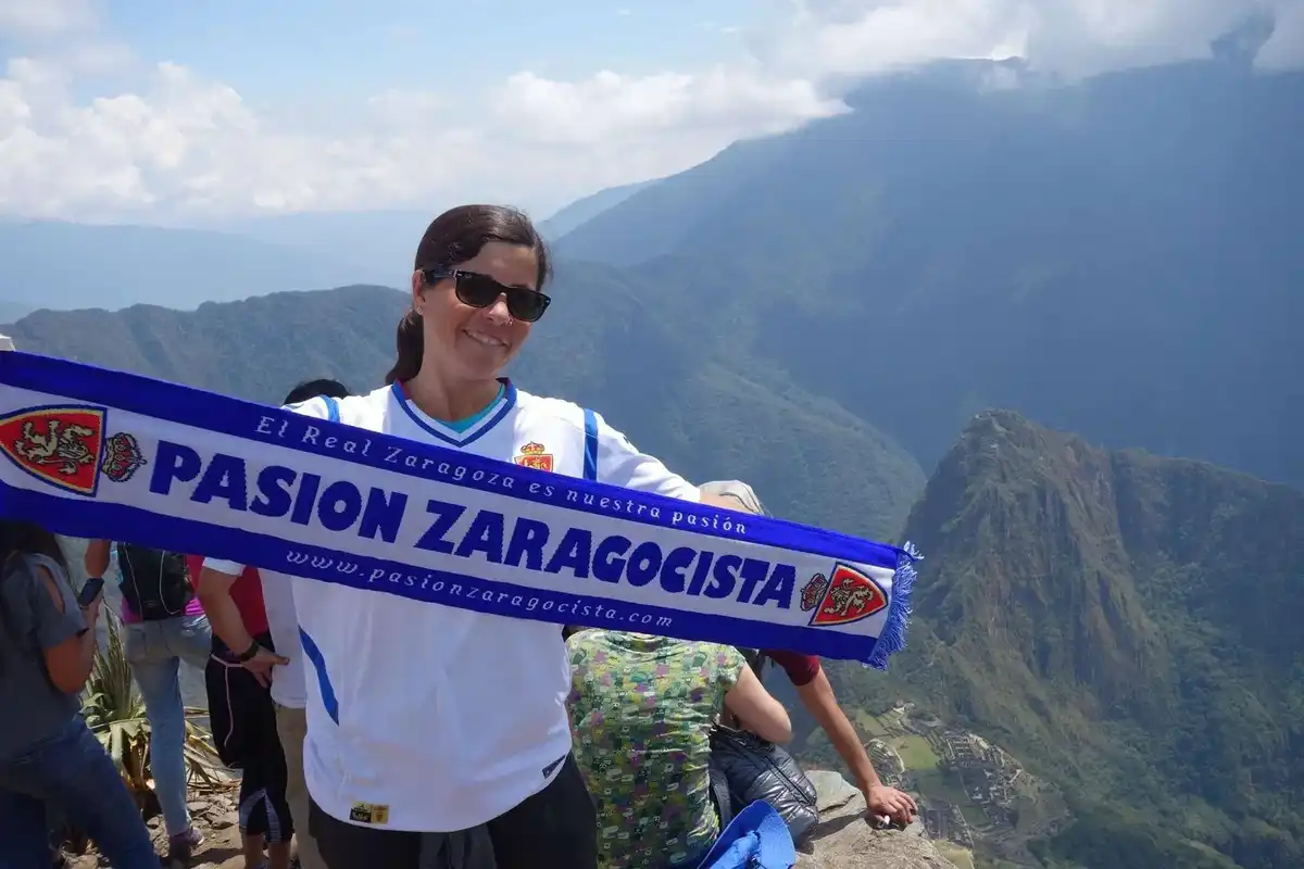 Rebeca con el Machu Pichu de fondo